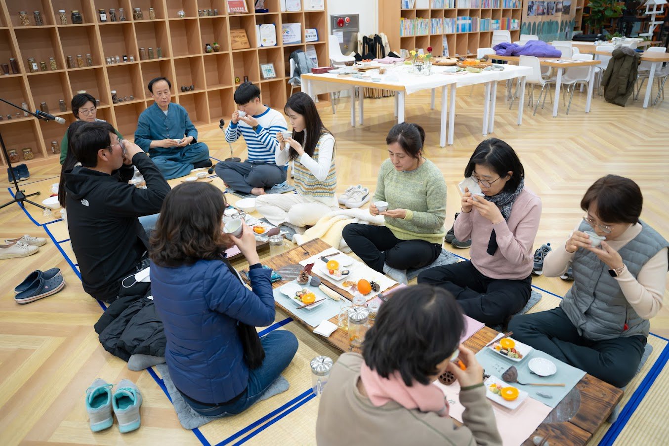 화이통 선생님의 지도에 따라 다도를 배워봅니다