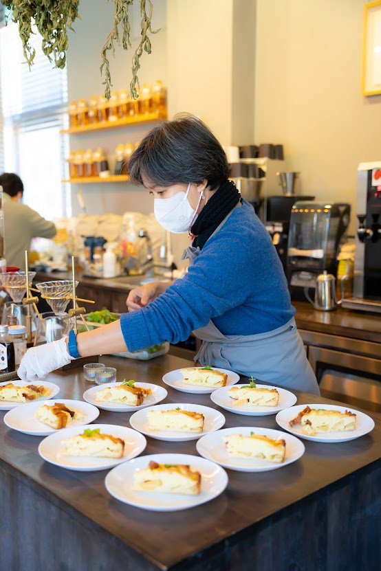 까미노사이더리 강정현 대표님께서 길손을 위해  맛있는 음식을 준비하고 있습니다