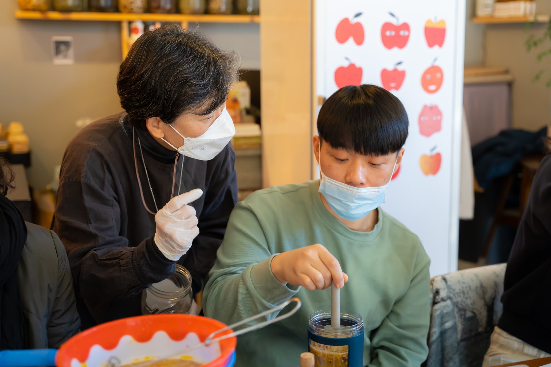 까미노사이더리 권무령아대표님이 초밀란 만들기를 설명하고 있습니다